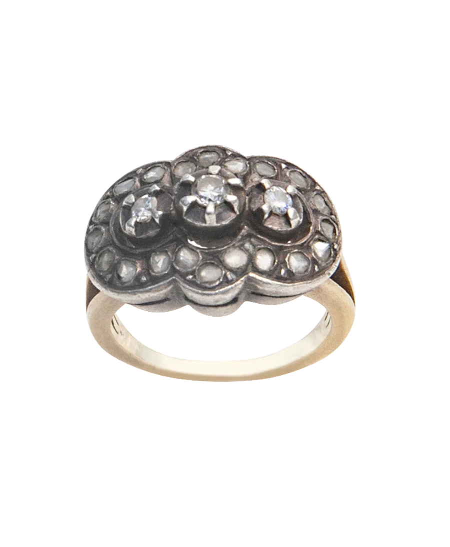 Cette bague ALLIANCE AUX ROSACES est un bijou exceptionnel avec ses diamants blancs brillants taillés en rond ancien Cette bague ALLIANCE AUX ROSACES est un bijou exceptionnel avec ses diamants blancs brillants taillés en rond ancien