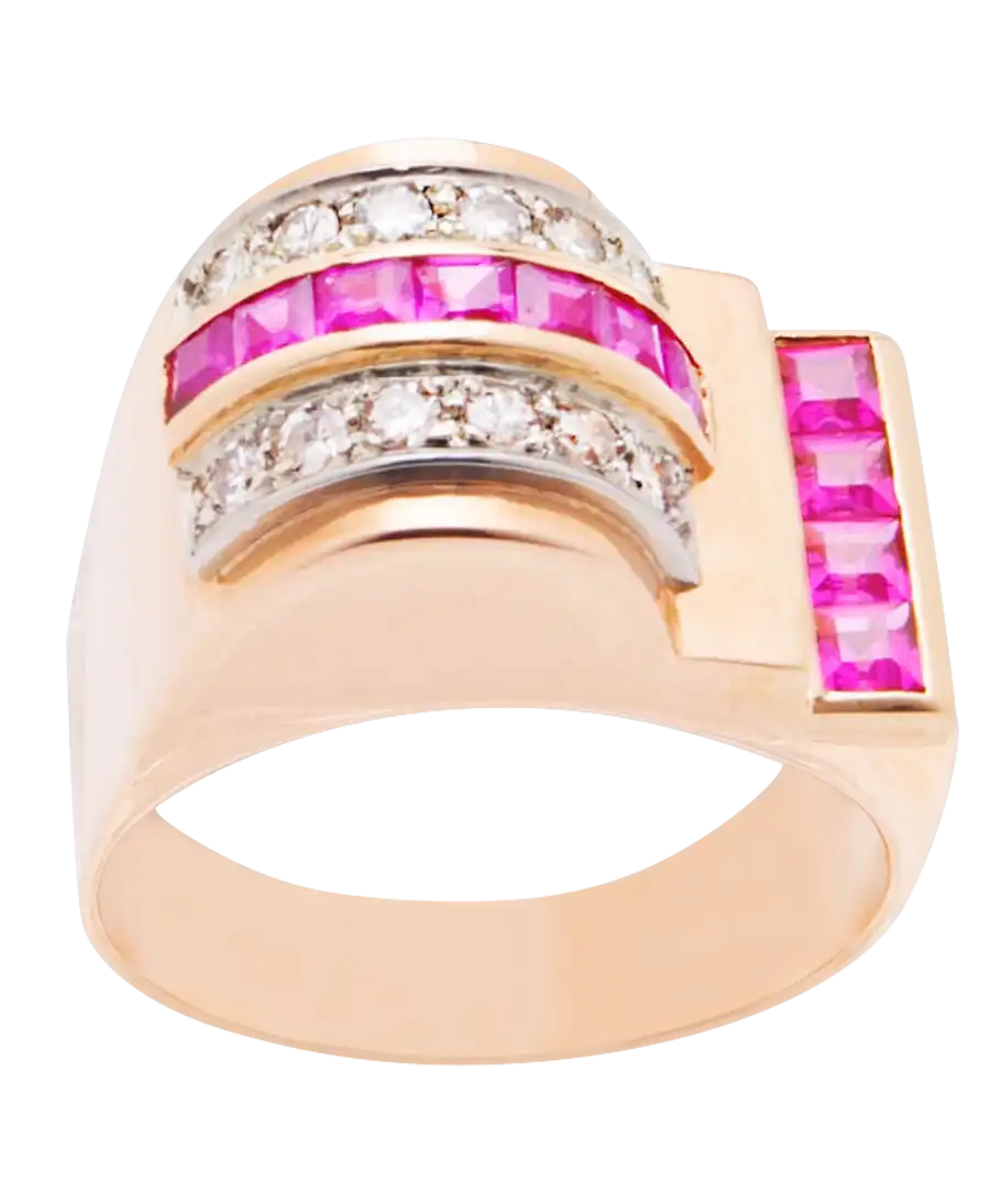 La bague TANK CIRCA 1940 en or rose unie des diamants et des rubis pour une allure élégante. La bague TANK CIRCA 1940 en or rose unie des diamants et des rubis pour une allure élégante.