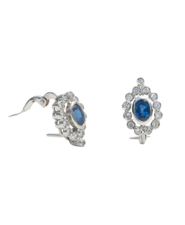PAAR MARGRIETEN is een paar weelderige hangende oorbellen met diamanten en saffieren.