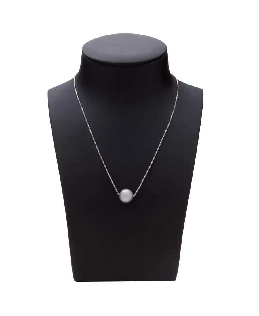 Collier Perle Précieuse in 18 karaat witgoud. Verkrijgbaar bij VIRTU LUXURY. Collier Perle Précieuse in 18 karaat witgoud. Verkrijgbaar bij VIRTU LUXURY.