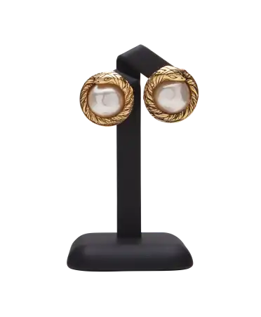 Oorbel Perle Enlacée van het luxehuis Chanel. Beschikbaar bij VIRTU LUXURY.
