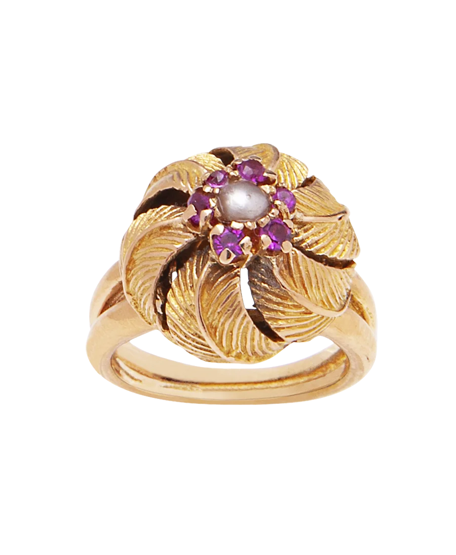 Palmier Fleuri is een 18 karaats geelgouden ring met een bloemdesign. Verkrijgbaar bij VIRTU LUXURY. Palmier Fleuri is een 18 karaats geelgouden ring met een bloemdesign. Verkrijgbaar bij VIRTU LUXURY.