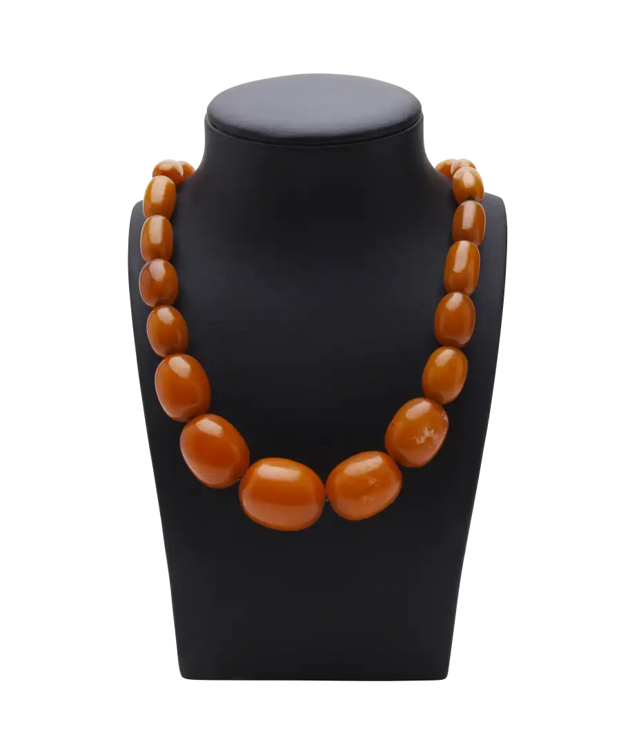Niet-translucide oranje barnsteen ketting. Verkrijgbaar bij VIRTU LUXURY.