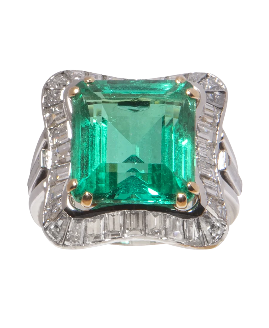 EXQUISE COCKTAIL ring van het huis CHAUMET met baguette-diamanten en SMARAGD. VIRTU LUXURY